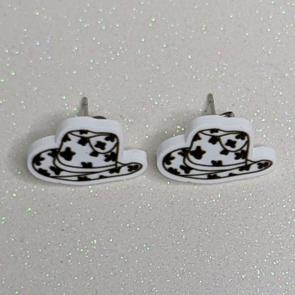 Cowboy hat cow print white and black acrylic stud earrings - Picture 3 of 7